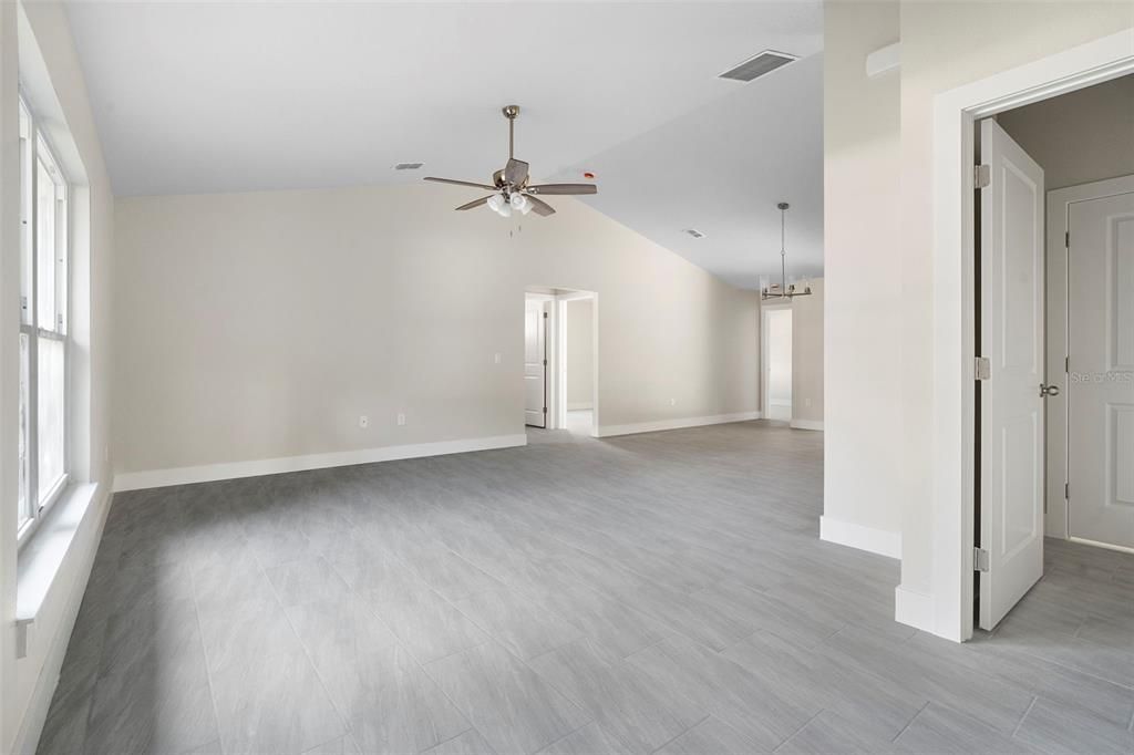 На продажу: $380,000 (4 спален, 2 ванн, 1672 Квадратных фут)