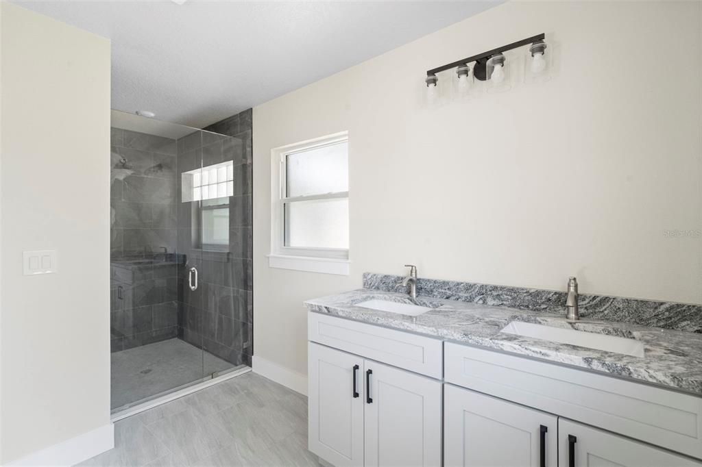 На продажу: $380,000 (4 спален, 2 ванн, 1672 Квадратных фут)