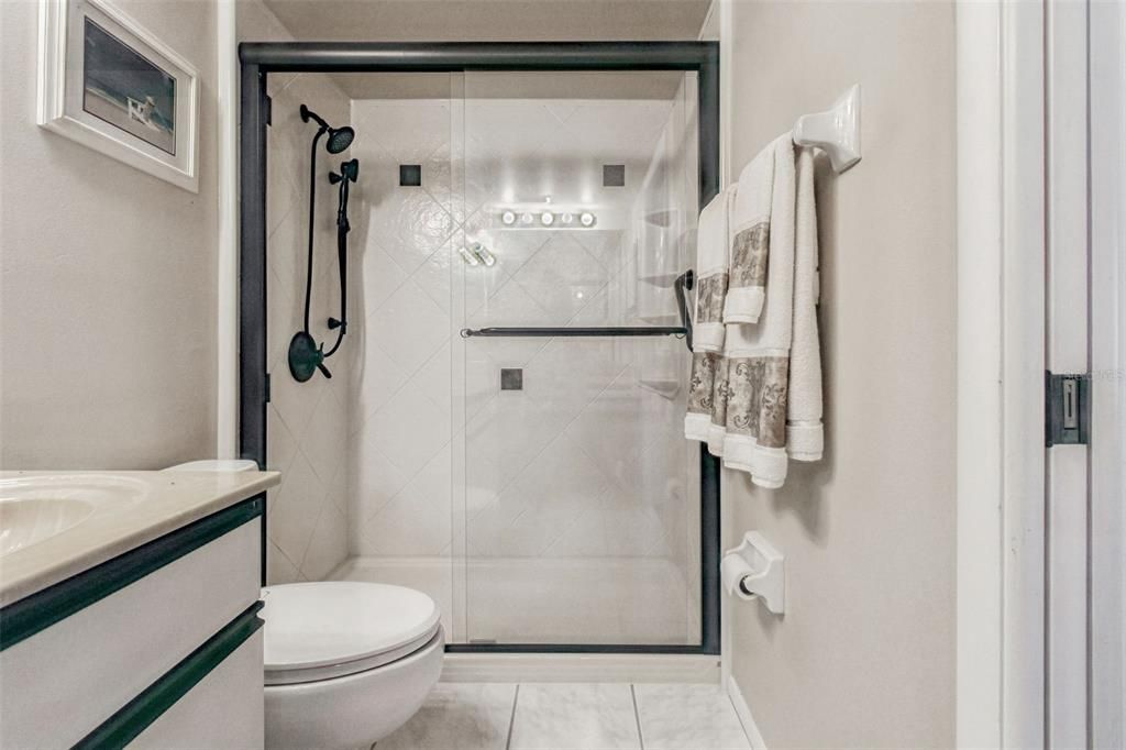 待售: $255,000 (2 贝兹, 2 浴室, 983 平方英尺)