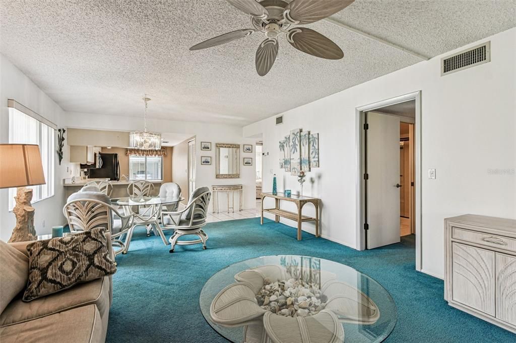 待售: $255,000 (2 贝兹, 2 浴室, 983 平方英尺)