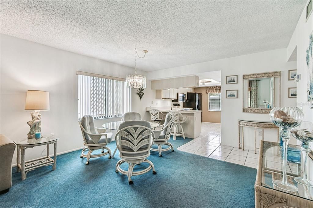 待售: $255,000 (2 贝兹, 2 浴室, 983 平方英尺)