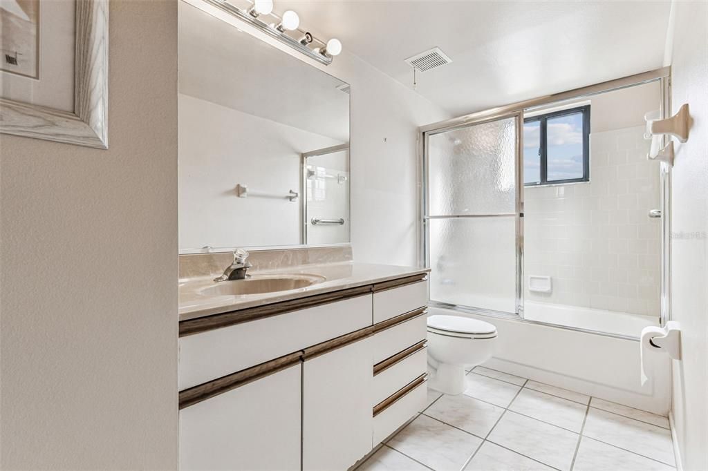 待售: $255,000 (2 贝兹, 2 浴室, 983 平方英尺)