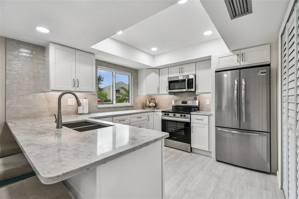 待售: $255,000 (2 贝兹, 2 浴室, 983 平方英尺)