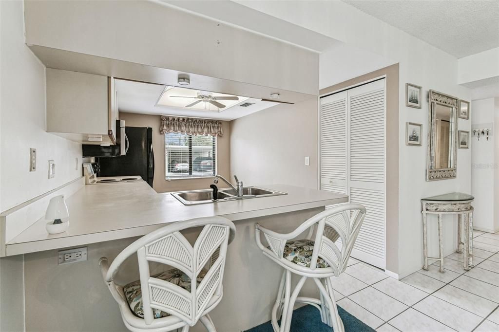 待售: $255,000 (2 贝兹, 2 浴室, 983 平方英尺)