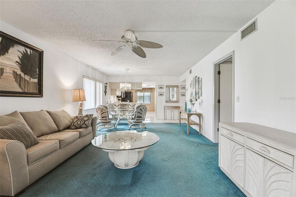 待售: $255,000 (2 贝兹, 2 浴室, 983 平方英尺)