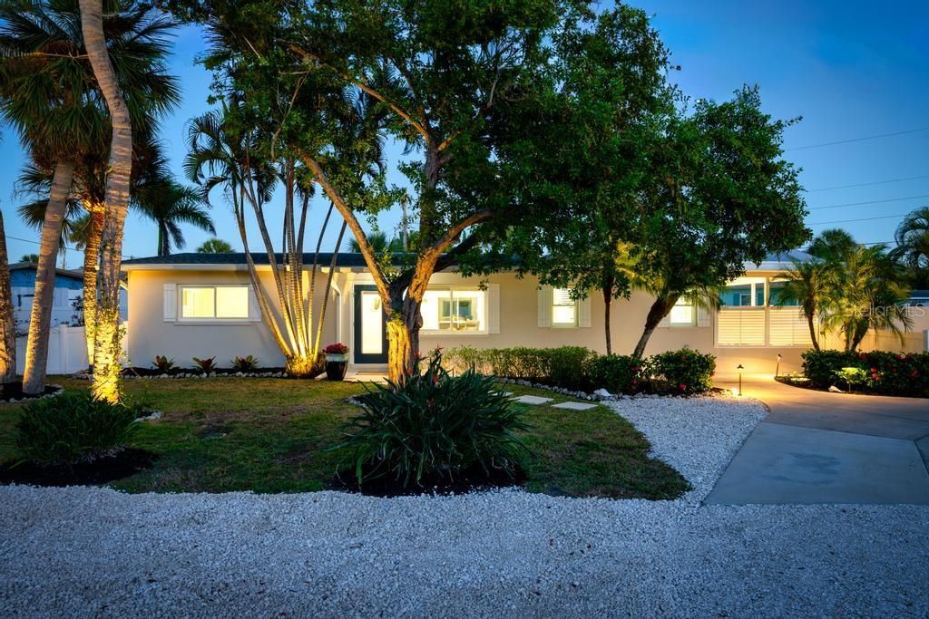 For Sale: $1,395,000 (3 beds, 3 baths, 1610 Square Feet)