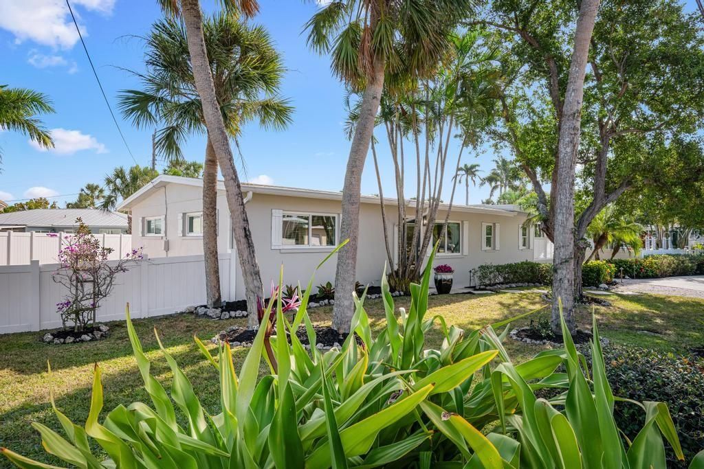 For Sale: $1,395,000 (3 beds, 3 baths, 1610 Square Feet)