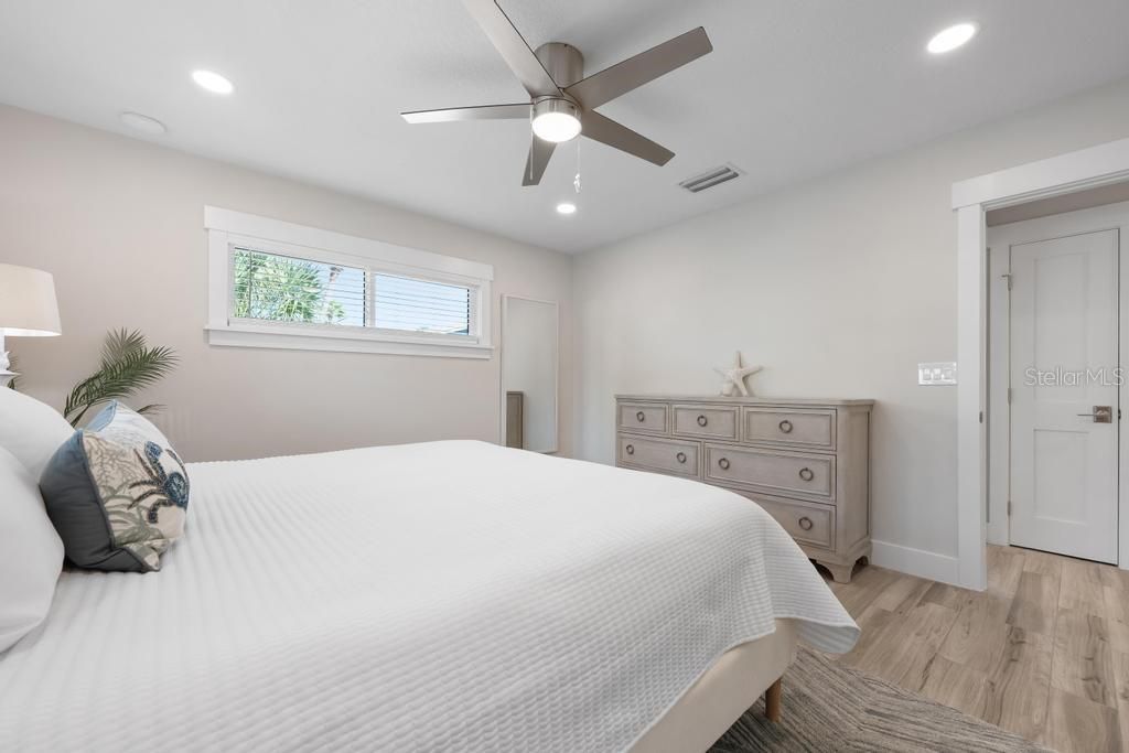 For Sale: $1,395,000 (3 beds, 3 baths, 1610 Square Feet)