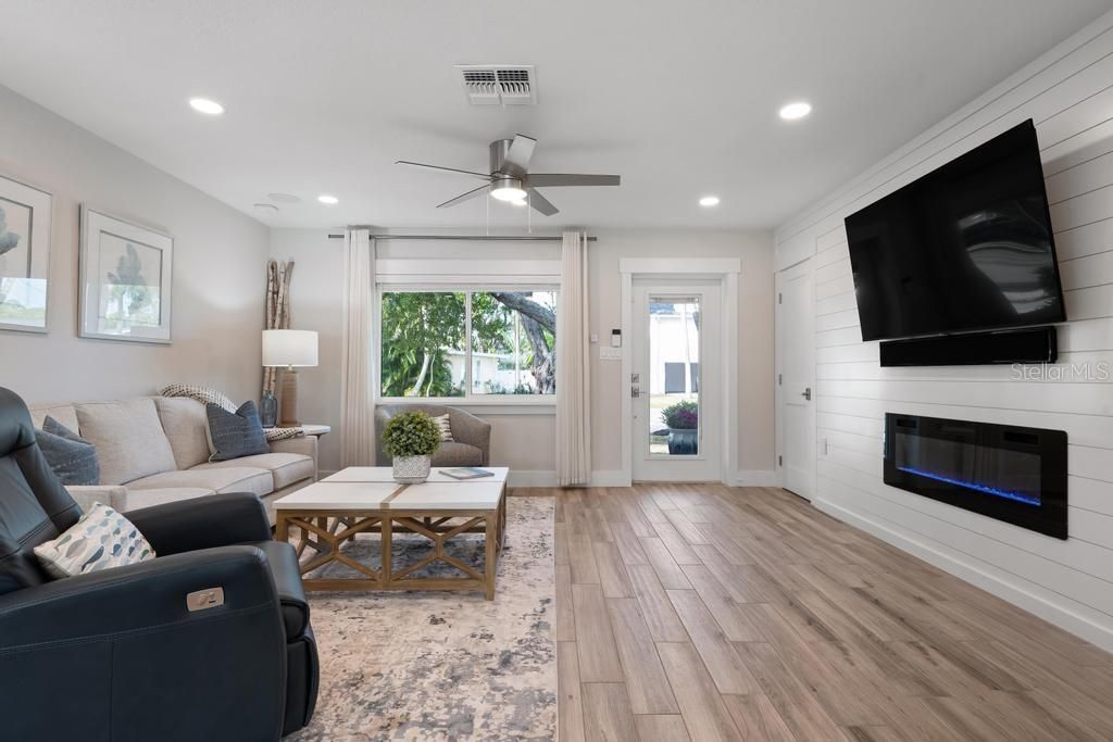 For Sale: $1,395,000 (3 beds, 3 baths, 1610 Square Feet)