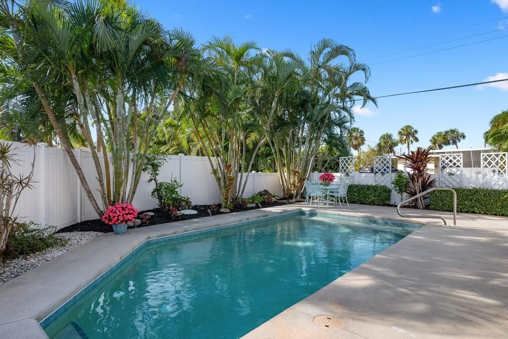 For Sale: $1,395,000 (3 beds, 3 baths, 1610 Square Feet)