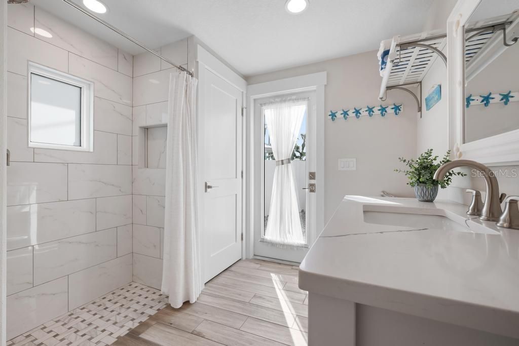 For Sale: $1,395,000 (3 beds, 3 baths, 1610 Square Feet)