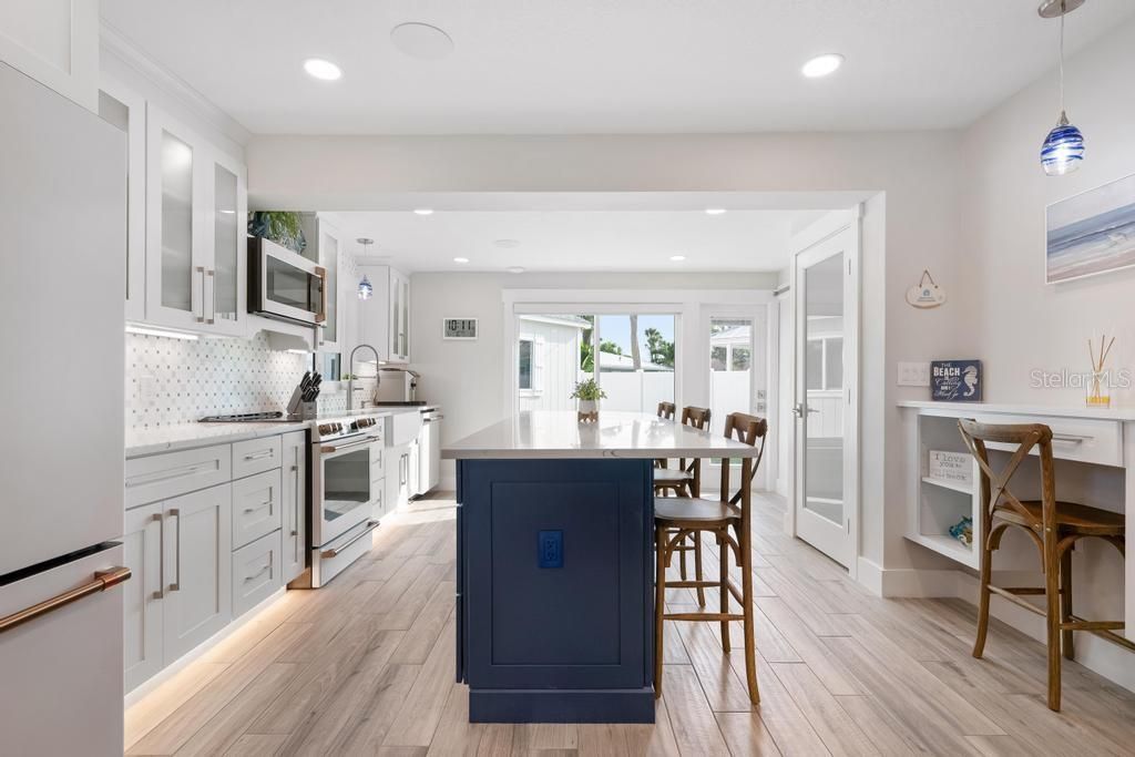 For Sale: $1,395,000 (3 beds, 3 baths, 1610 Square Feet)