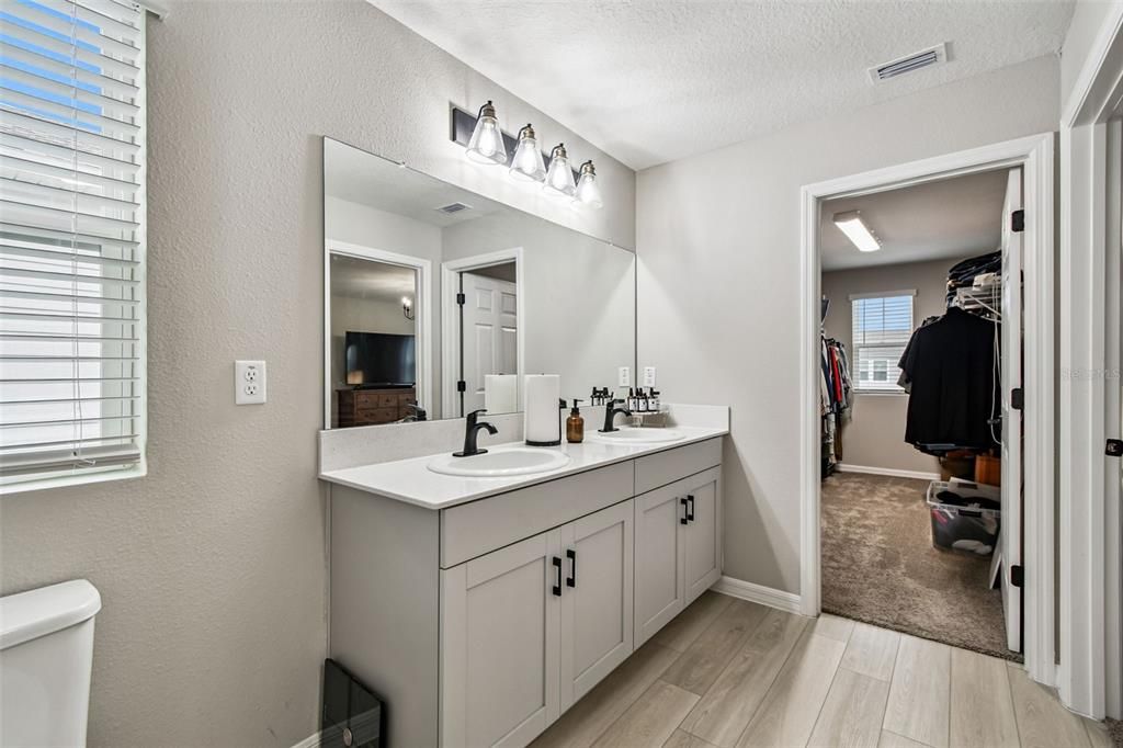 На продажу: $439,999 (5 спален, 3 ванн, 2470 Квадратных фут)