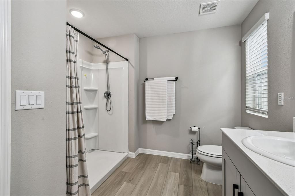 На продажу: $439,999 (5 спален, 3 ванн, 2470 Квадратных фут)