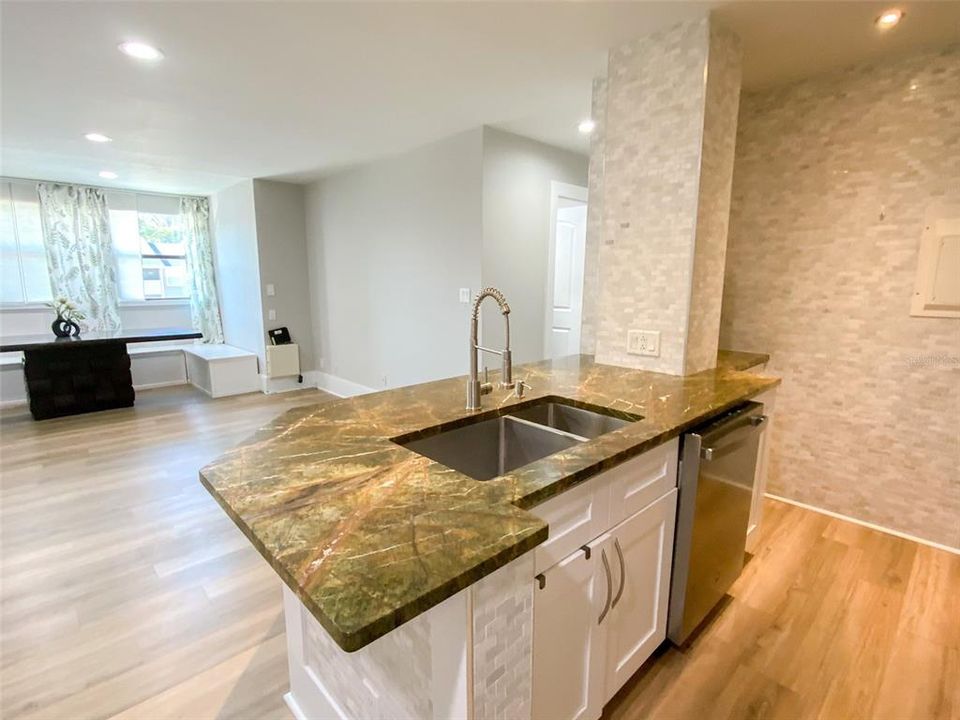 For Rent: $2,100 (2 beds, 1 baths, 790 Square Feet)