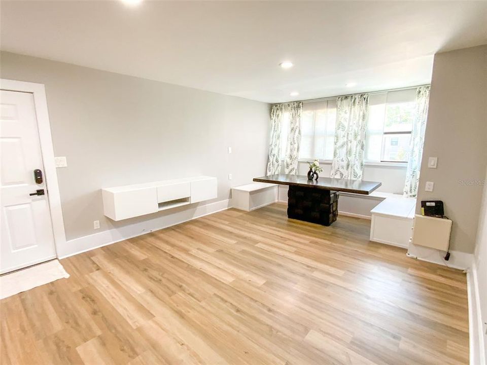 For Rent: $2,100 (2 beds, 1 baths, 790 Square Feet)