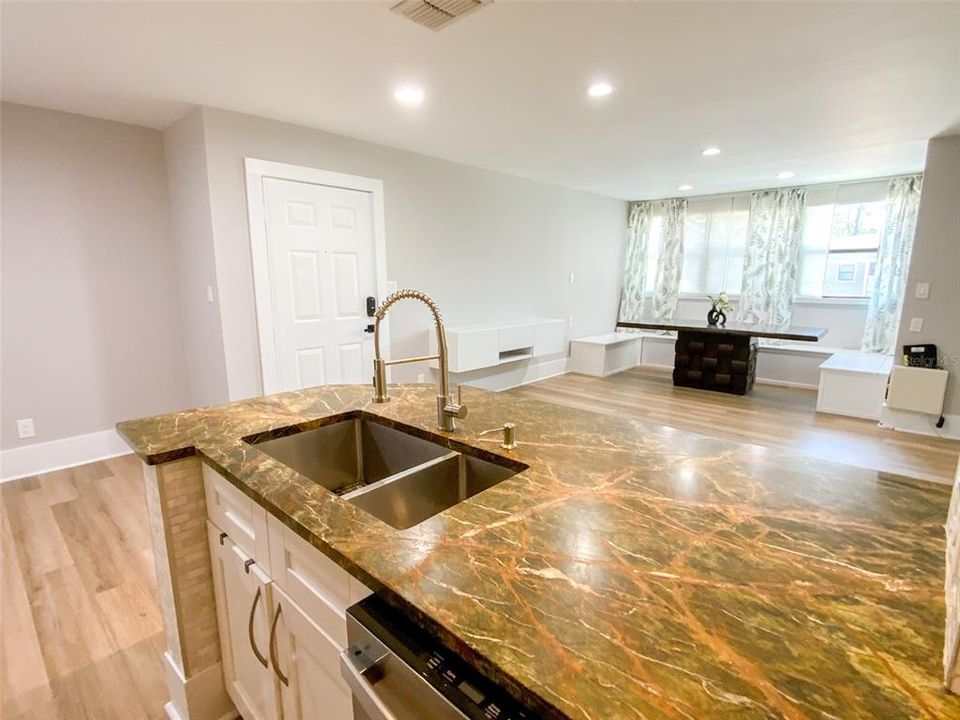 For Rent: $2,100 (2 beds, 1 baths, 790 Square Feet)