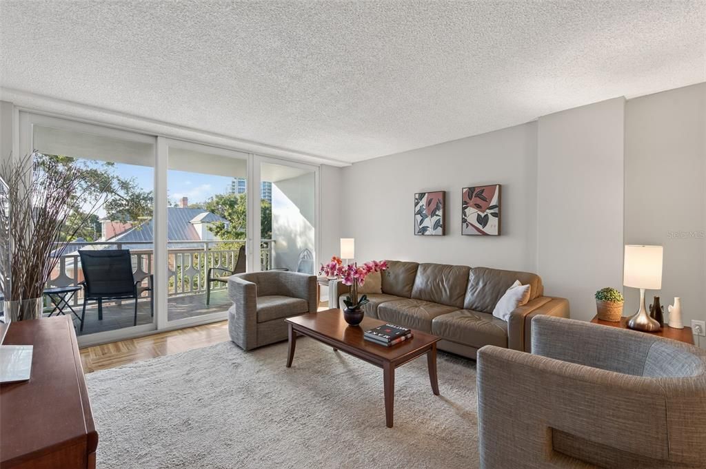 En Venta: $325,000 (1 camas, 1 baños, 965 Pies cuadrados)