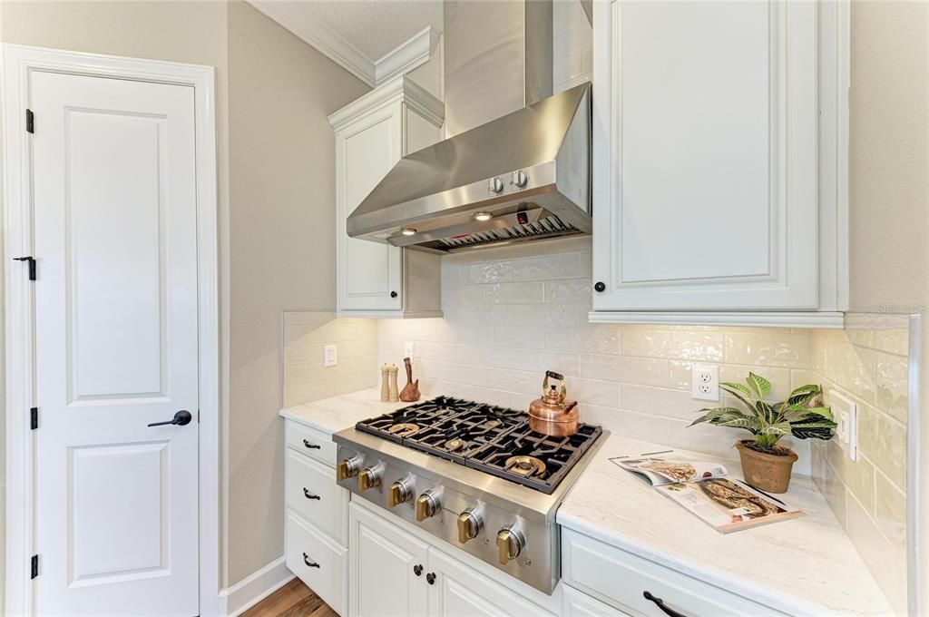 For Sale: $799,000 (3 beds, 3 baths, 2406 Square Feet)