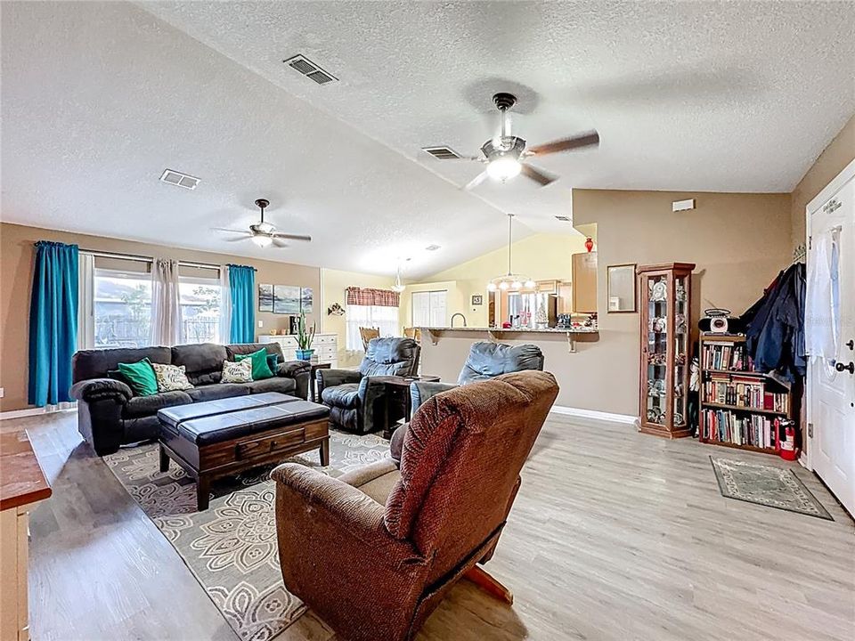 На продажу: $385,000 (4 спален, 2 ванн, 1605 Квадратных фут)