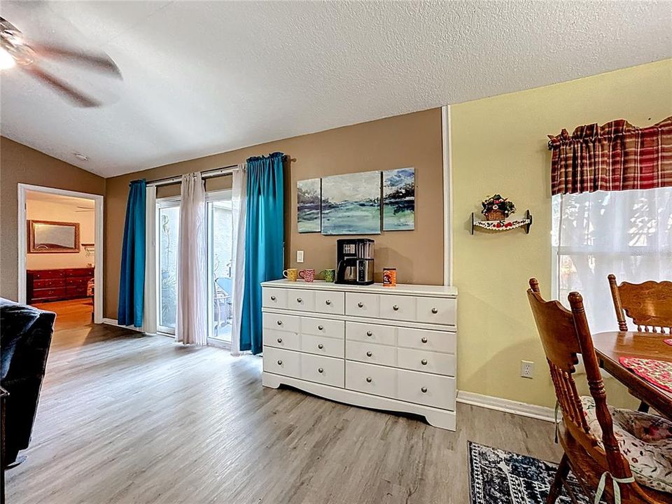 На продажу: $385,000 (4 спален, 2 ванн, 1605 Квадратных фут)