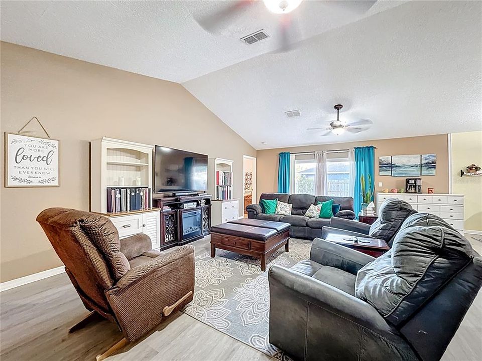 На продажу: $385,000 (4 спален, 2 ванн, 1605 Квадратных фут)