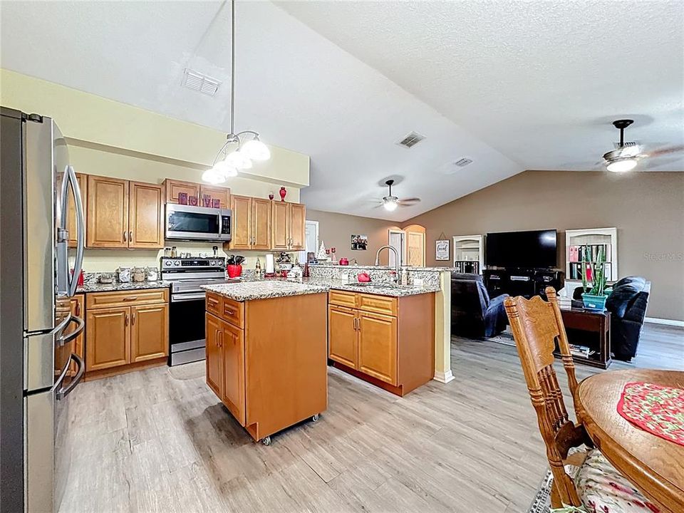 На продажу: $385,000 (4 спален, 2 ванн, 1605 Квадратных фут)