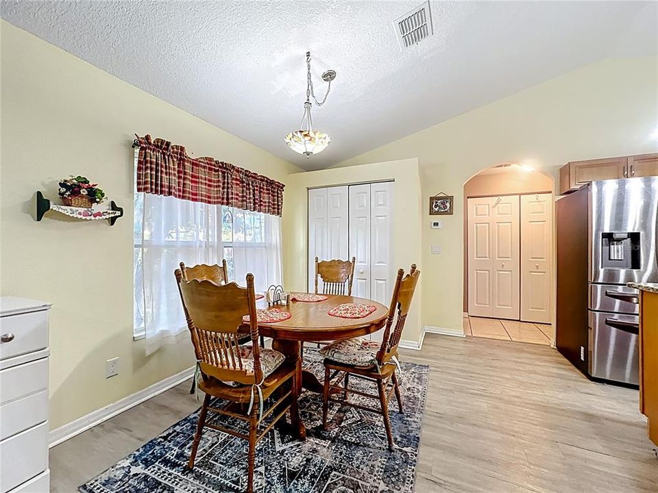 На продажу: $385,000 (4 спален, 2 ванн, 1605 Квадратных фут)