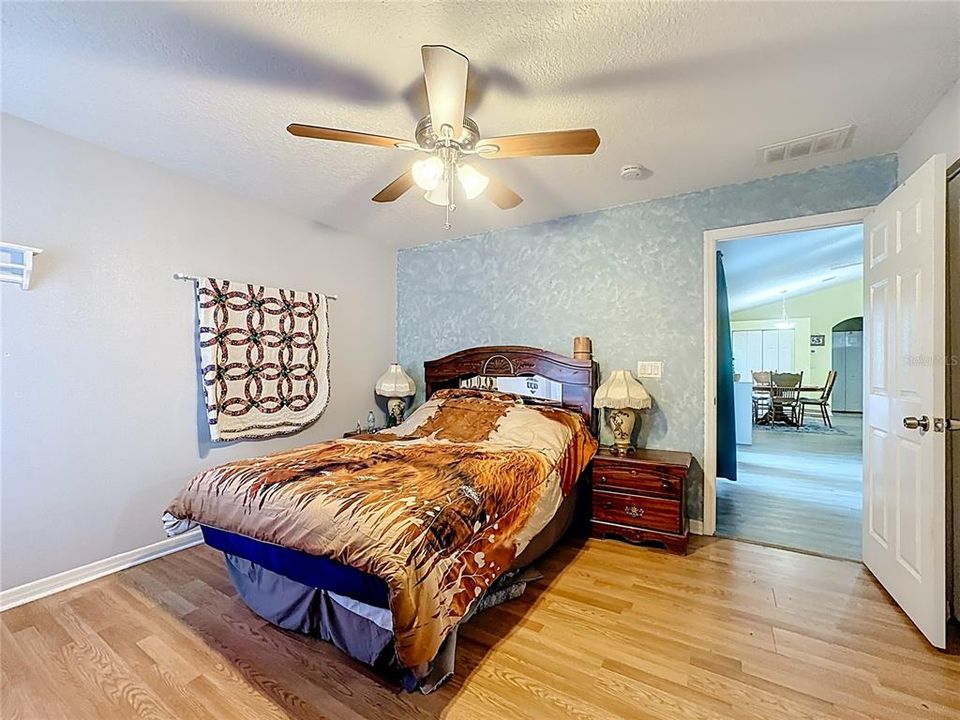 На продажу: $385,000 (4 спален, 2 ванн, 1605 Квадратных фут)