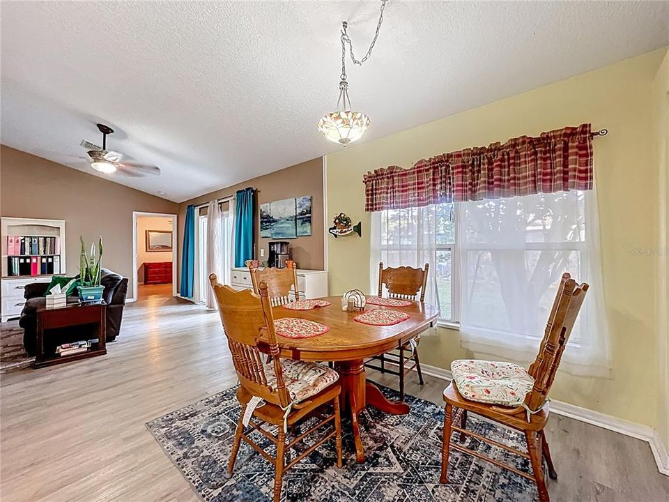 На продажу: $385,000 (4 спален, 2 ванн, 1605 Квадратных фут)