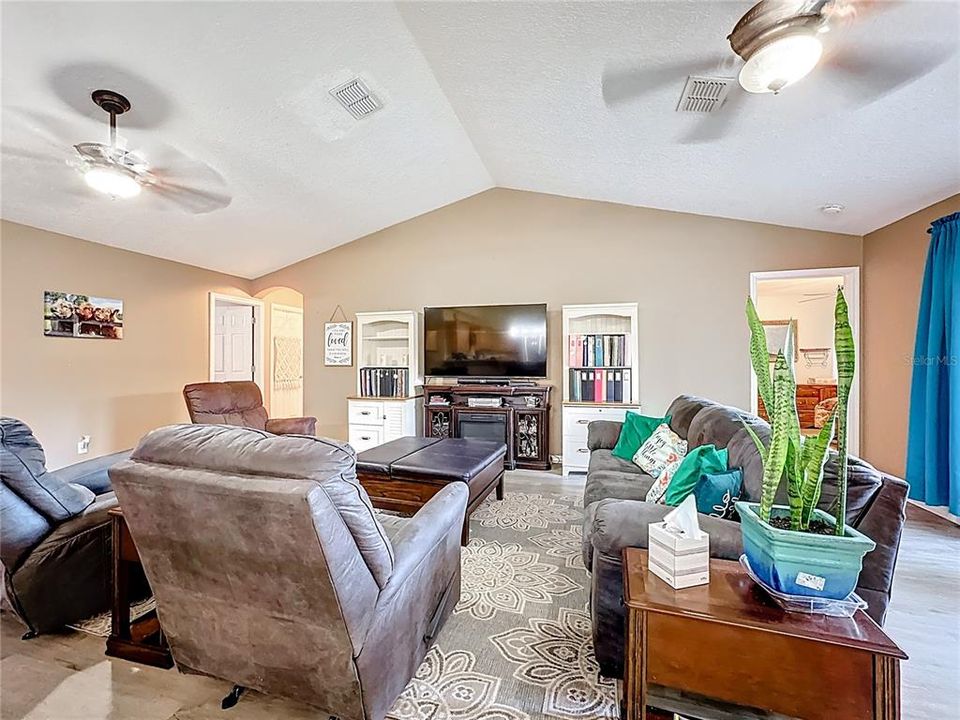 На продажу: $385,000 (4 спален, 2 ванн, 1605 Квадратных фут)