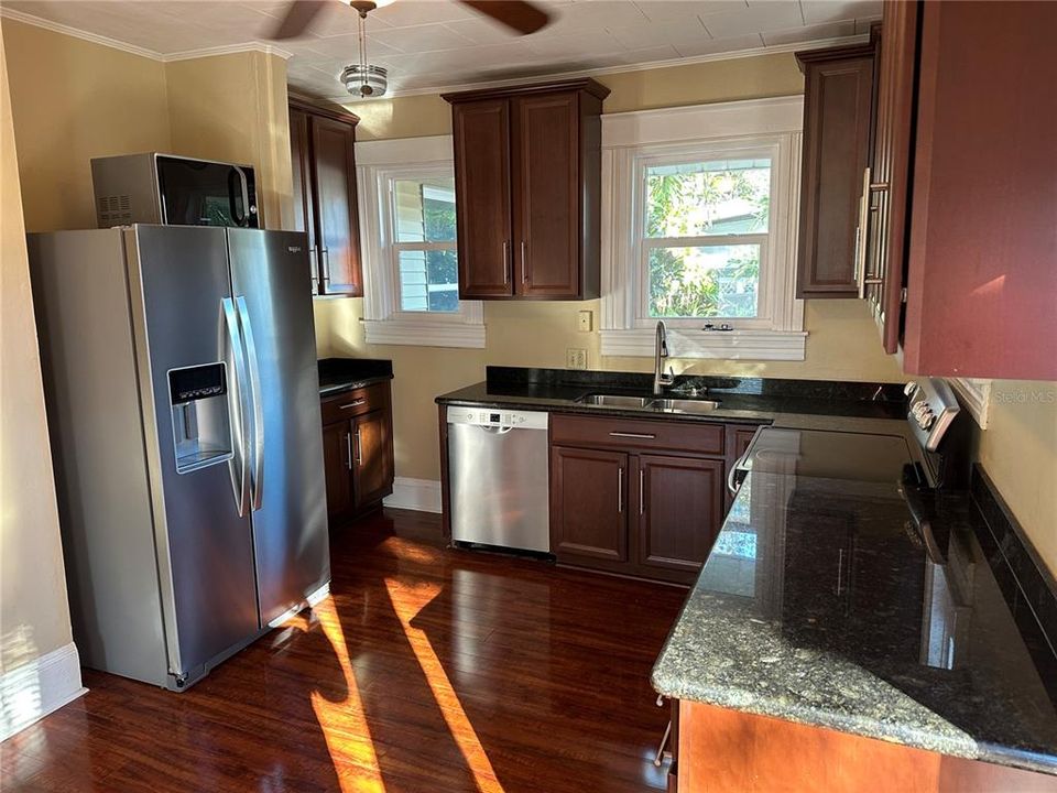 For Rent: $2,775 (2 beds, 1 baths, 1116 Square Feet)