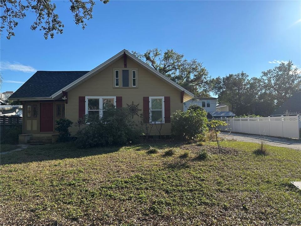 For Rent: $2,775 (2 beds, 1 baths, 1116 Square Feet)