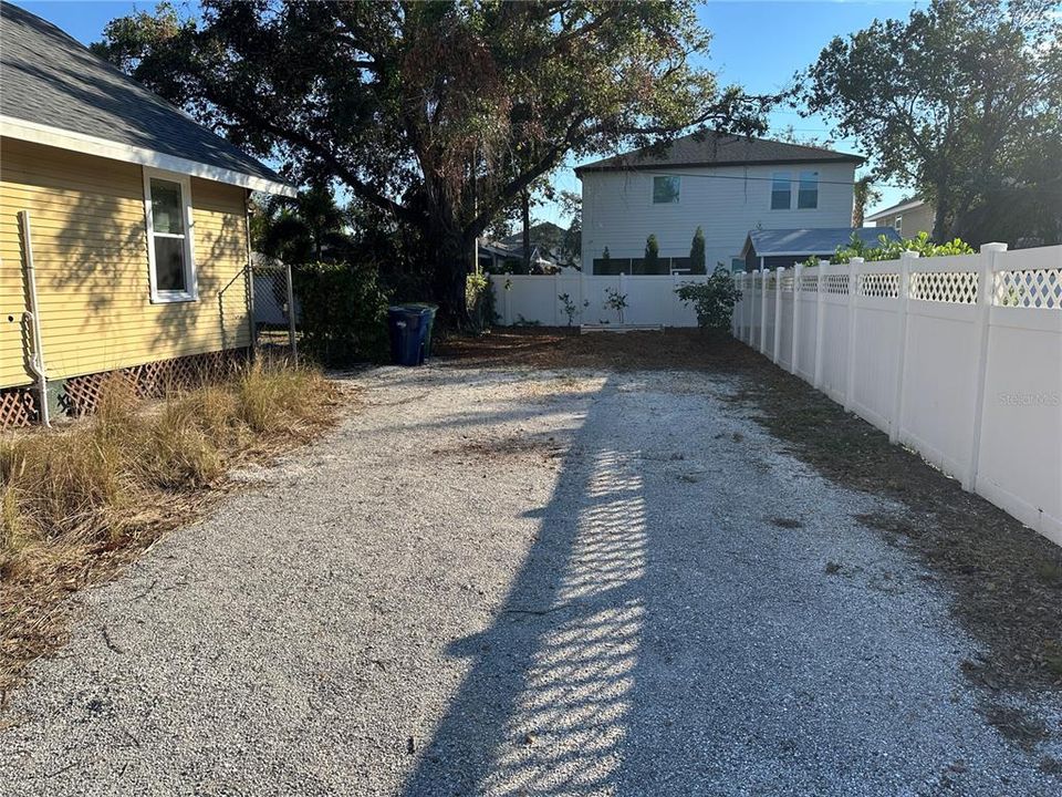 For Rent: $2,775 (2 beds, 1 baths, 1116 Square Feet)