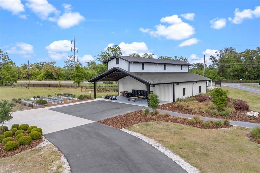 待售: $299,900 (1.02 acres)