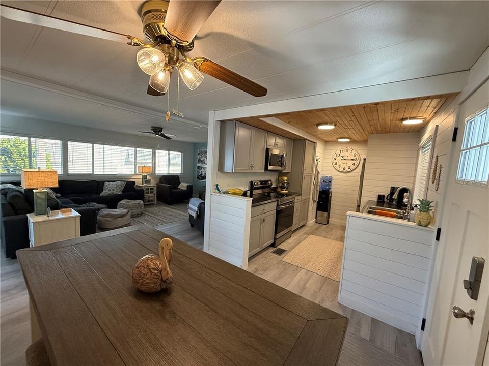 На продажу: $164,800 (2 спален, 2 ванн, 720 Квадратных фут)