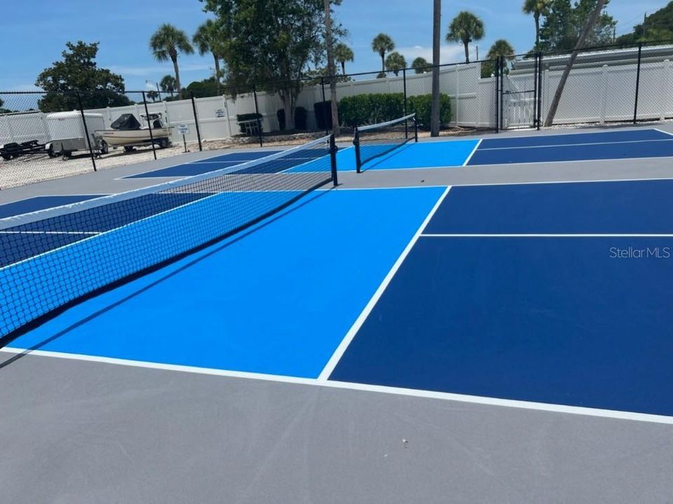 На продажу: $164,800 (2 спален, 2 ванн, 720 Квадратных фут)