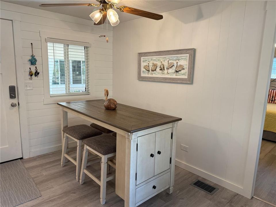 На продажу: $164,800 (2 спален, 2 ванн, 720 Квадратных фут)