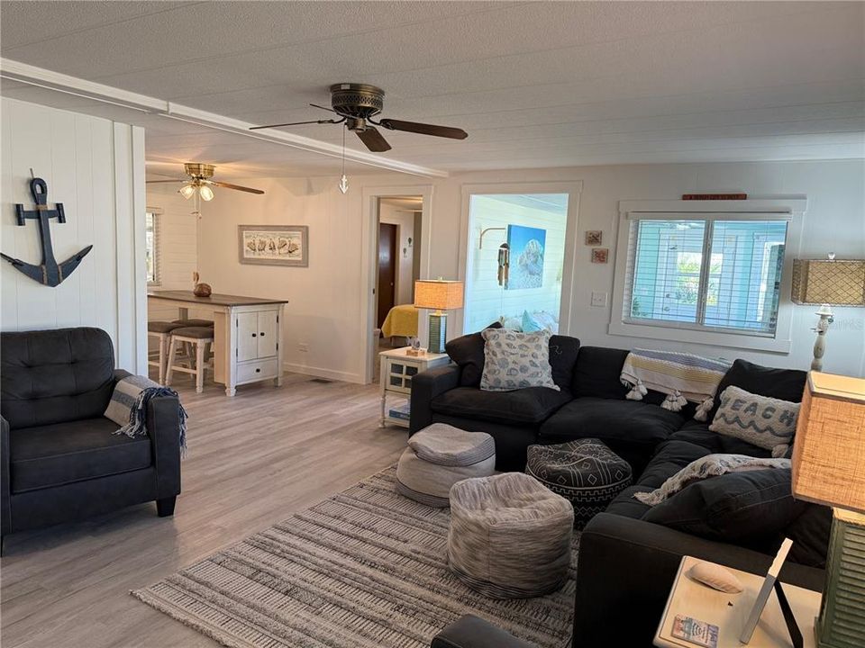 На продажу: $164,800 (2 спален, 2 ванн, 720 Квадратных фут)