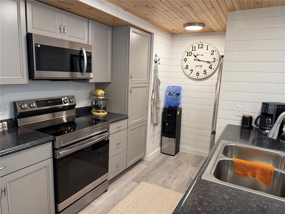 На продажу: $164,800 (2 спален, 2 ванн, 720 Квадратных фут)