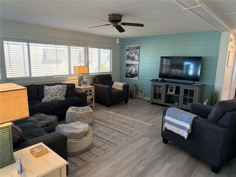 На продажу: $164,800 (2 спален, 2 ванн, 720 Квадратных фут)