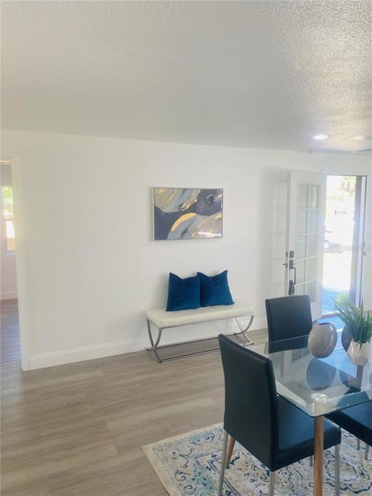 待售: $245,000 (4 贝兹, 2 浴室, 1325 平方英尺)