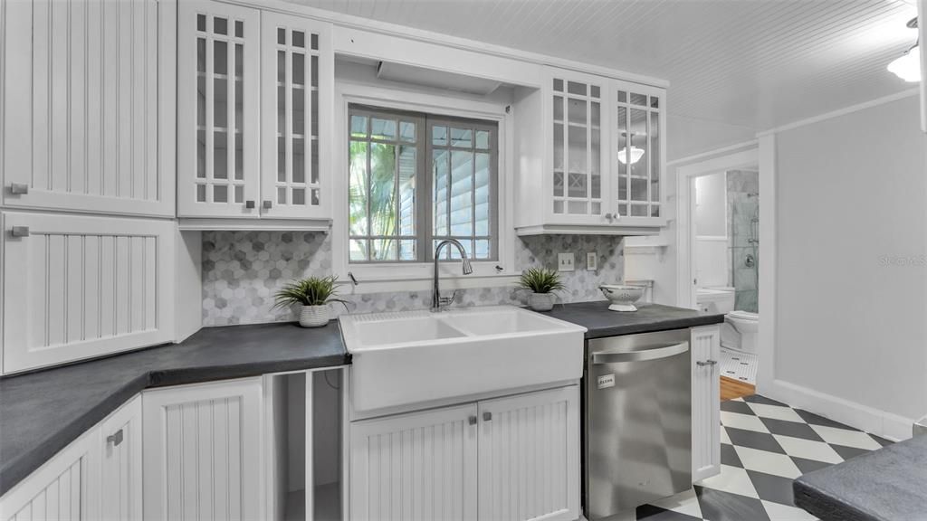 For Sale: $375,000 (3 beds, 2 baths, 1894 Square Feet)