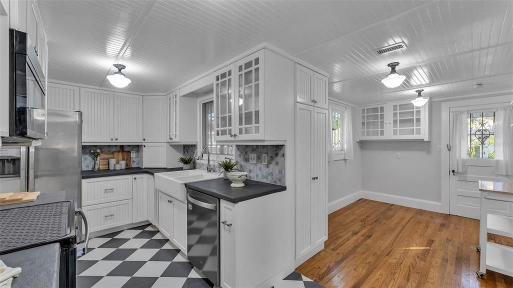 For Sale: $375,000 (3 beds, 2 baths, 1894 Square Feet)