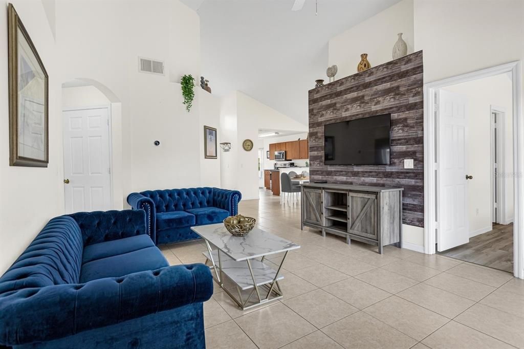 На продажу: $375,000 (4 спален, 2 ванн, 1397 Квадратных фут)