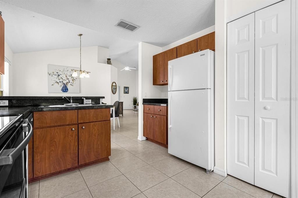 На продажу: $375,000 (4 спален, 2 ванн, 1397 Квадратных фут)