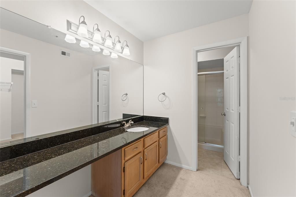 待售: $195,000 (2 贝兹, 2 浴室, 1110 平方英尺)