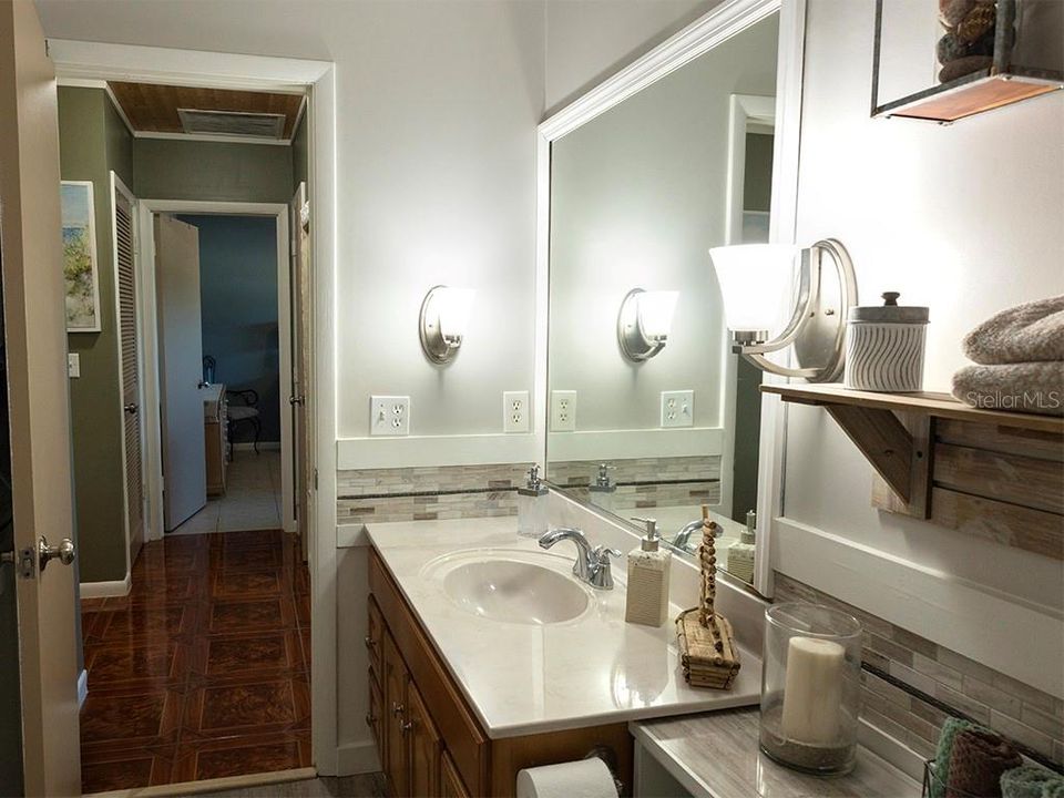 For Rent: $2,050 (2 beds, 1 baths, 885 Square Feet)