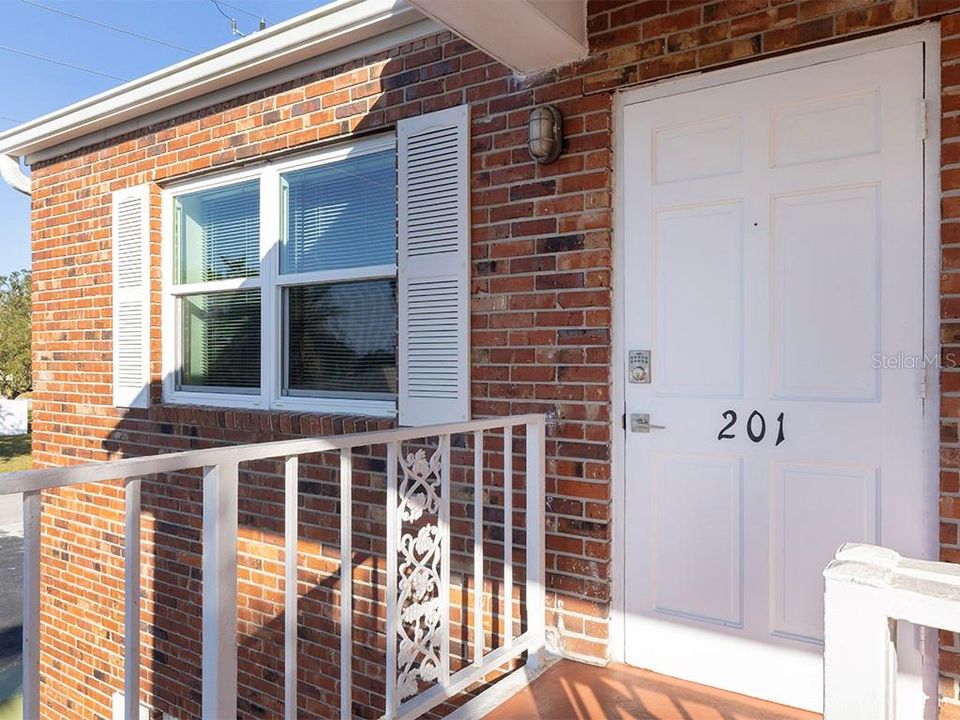 For Rent: $2,050 (2 beds, 1 baths, 885 Square Feet)