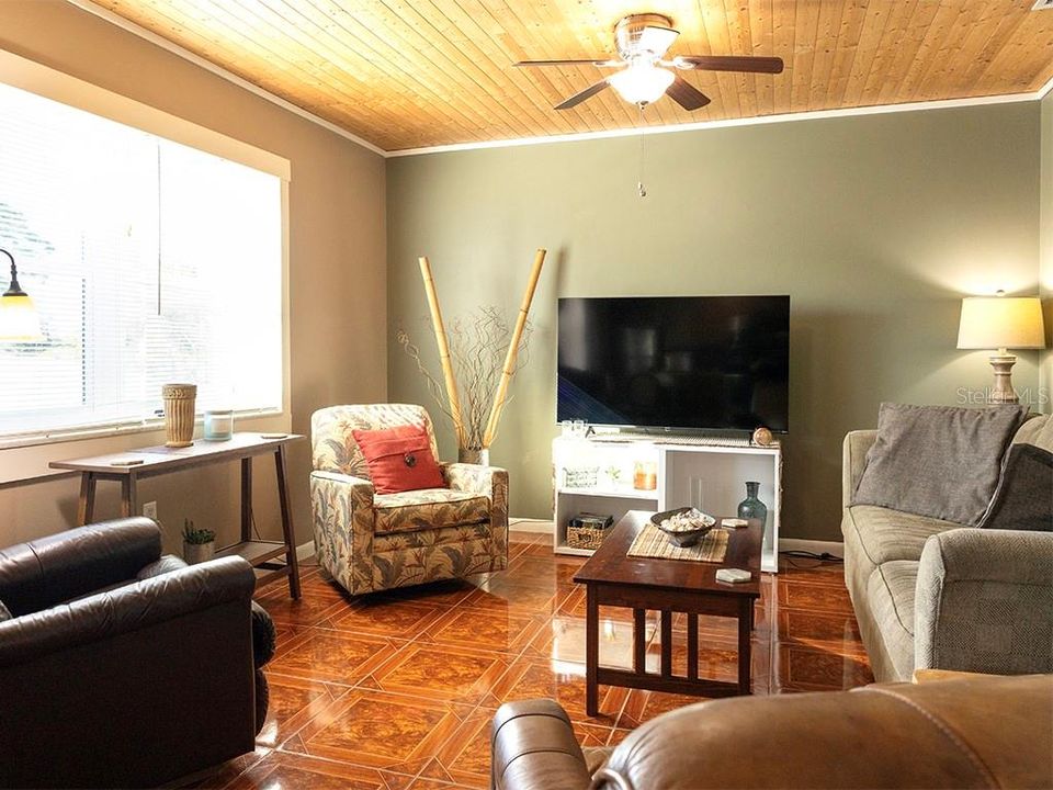 For Rent: $2,050 (2 beds, 1 baths, 885 Square Feet)